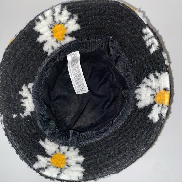 Forever 21 Daisy Bucket Hat - Picture 5 of 5